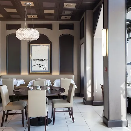 Ambassadeurs Logis Hotel 3*
